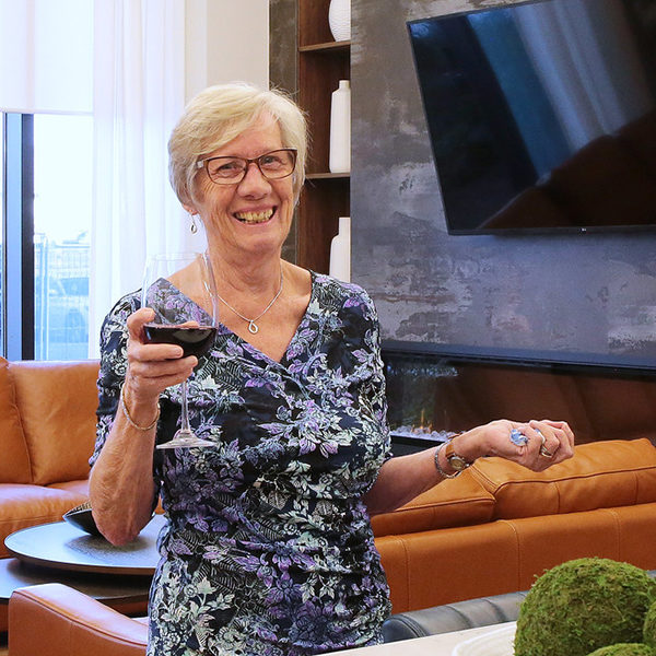 Women in On the Rocks Bar